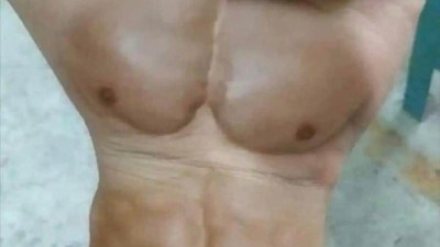 운동한 남자의 손.jpg