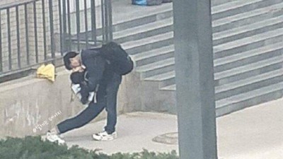그녀의 허리가 활처럼 휘었다